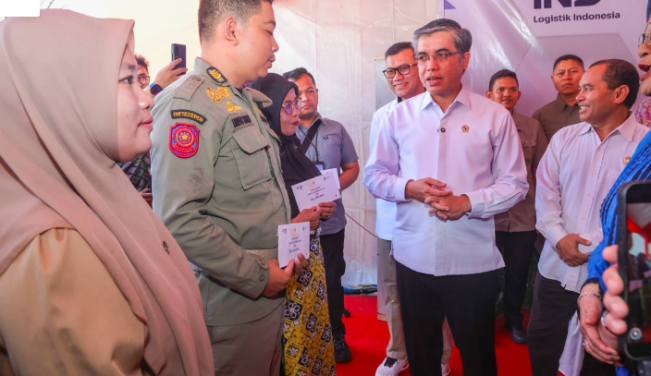 Menteri Ketenagakerjaan Yassierli melakukan kunjungan lapangan ke Kota Makassar, Sulawesi Selatan, untuk meninjau langsung progres penyaluran Bantuan Subsidi Upah (BSU) 2025. Peninjauan ini dilakukan di dua titik: Kantor Pos Jalan Selamet Riyadi dan Café Agung di Jalan DR Sam Ratulangi (Foto: Dok Kemnaker)